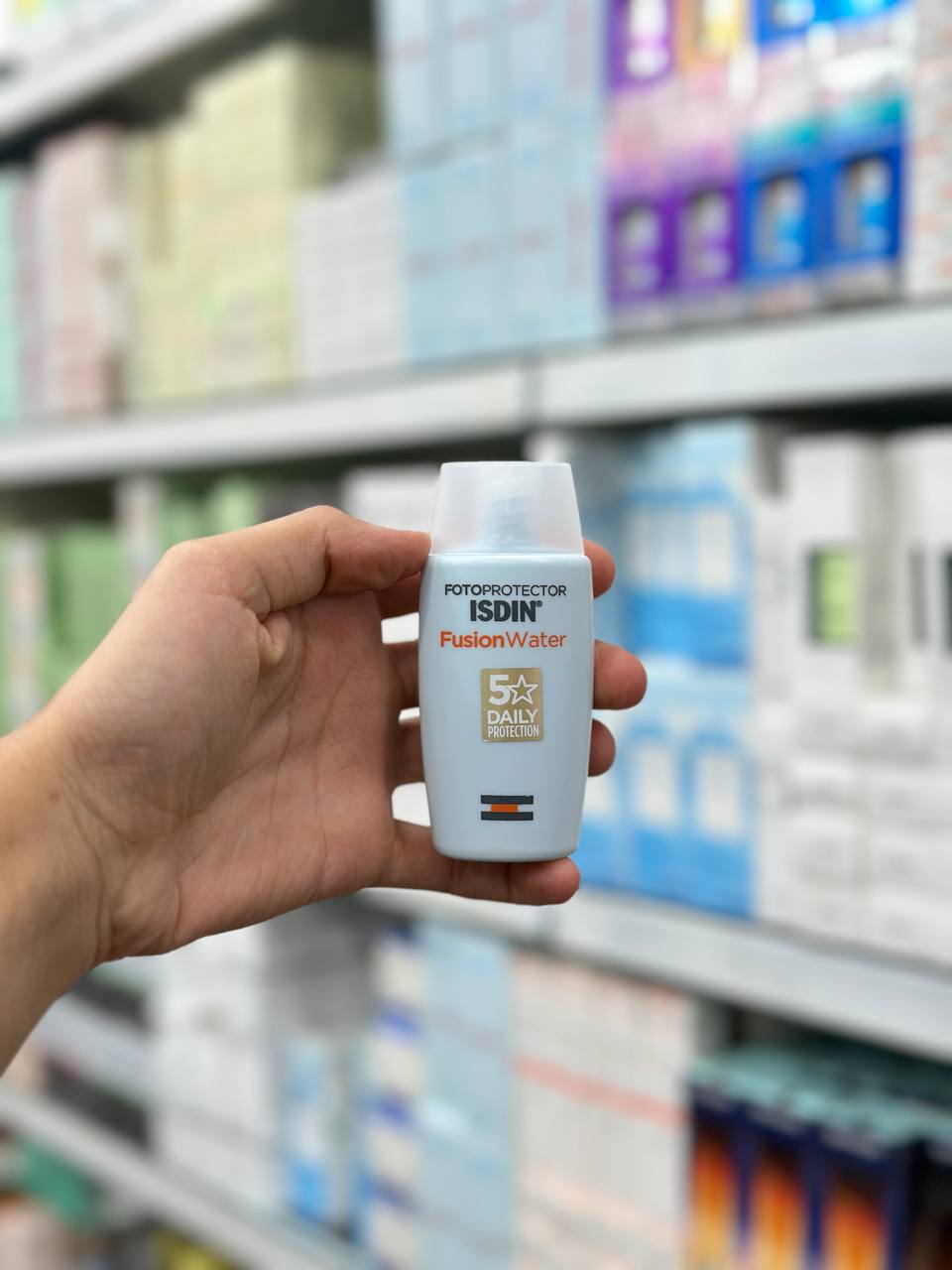 ضد آفتاب فیوژن واتر SPF50 ایزدین بدون رنگ